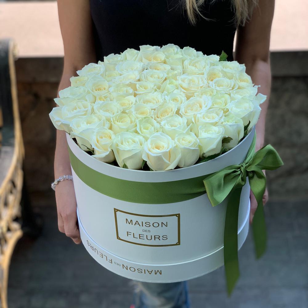 Букет белых роз в шляпной коробке
